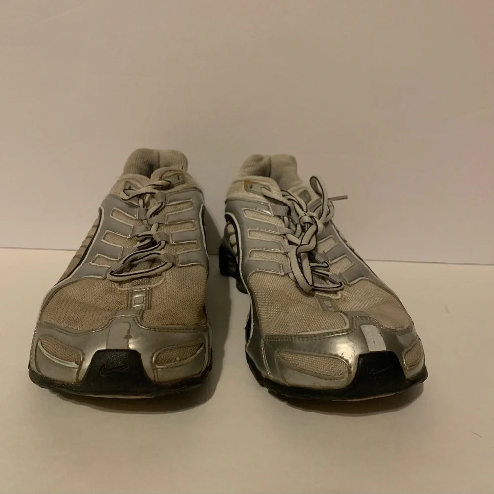 Nike Shox Women’s Shoes - Picture 2 of 7